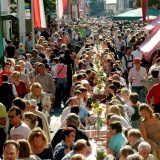 Knödelfest in St. Johann in Tirol mit dem längsten Knödeltisch der Welt